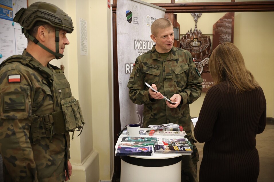 Mobilny Punkt Rekrutacji WCR oraz 202 BOP w&nbsp;jarosławskim Ratuszu.