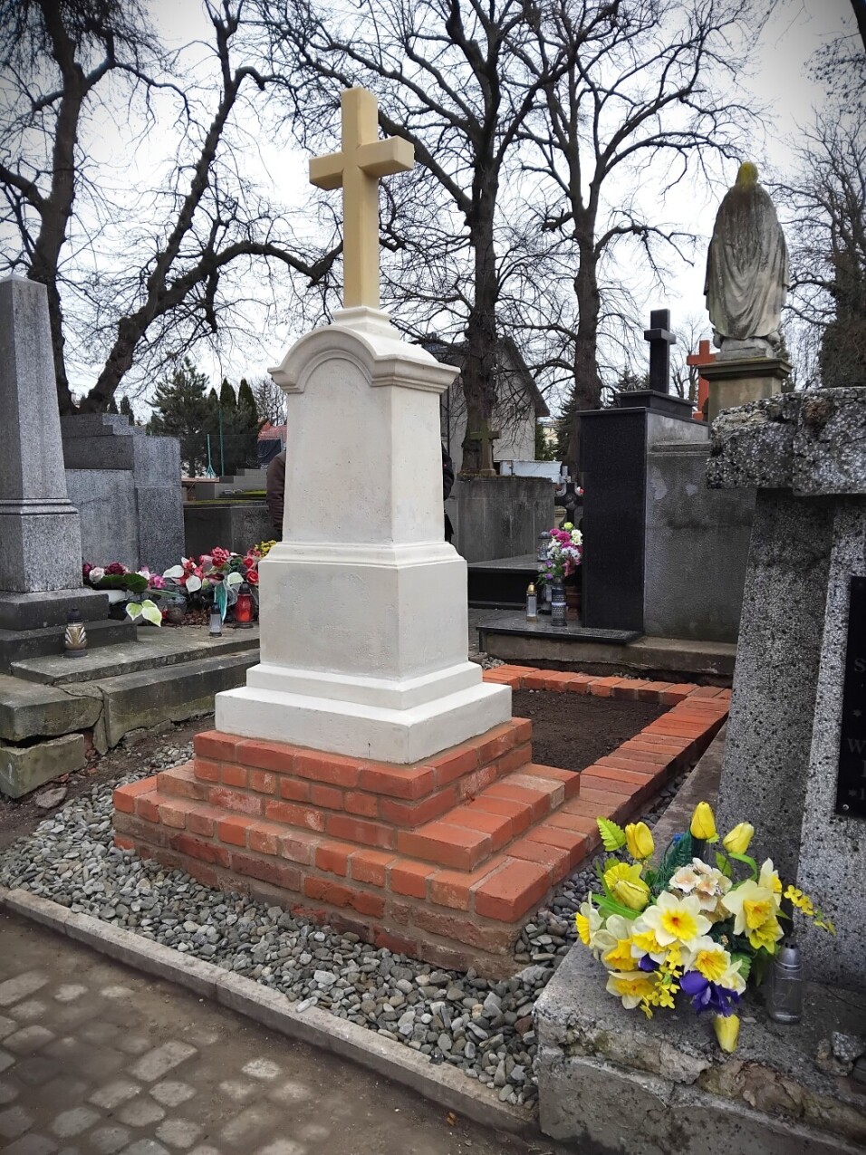 Nagrobek Juliana Mokrzyckiego po zakończeniu prac konserwatorskich.