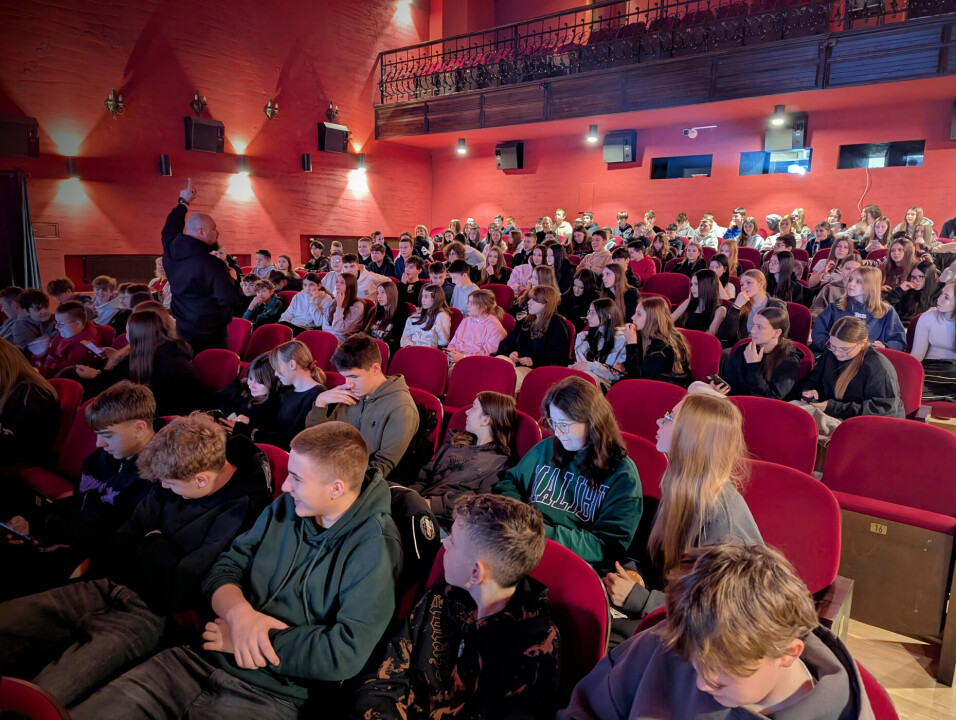Spotkanie Łukasza Gierka z&nbsp;jarosławską młodzieżą. Sala widowiskowo-kinowa Jarosławskiego Ośrodka Kultury i&nbsp;Sztuki wypełniona uczniami.