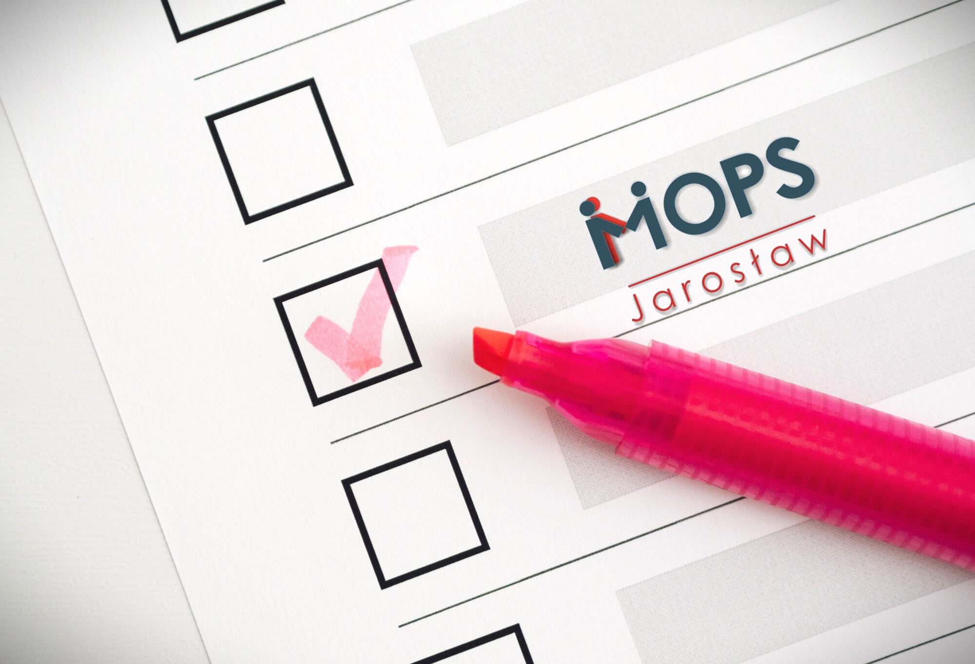 Ankieta Miejskiego Ośrodka Pomocy Społecznej w&nbsp;Jarosławiu - grafika. Biała kartka z&nbsp;czarnymi polami i&nbsp;różowy zakreślacz oraz logo MOPS.