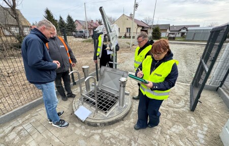 PWiK w&nbsp;Jarosławiu rozpoczął odbiory końcowe inwestycji związanej z&nbsp;budową kanalizacji sanitarnej w&nbsp;ulicach: Dolnoleżajska, Brodowicze i&nbsp;Stawki. Pracownicy w&nbsp;terenie przy urządzeniach.