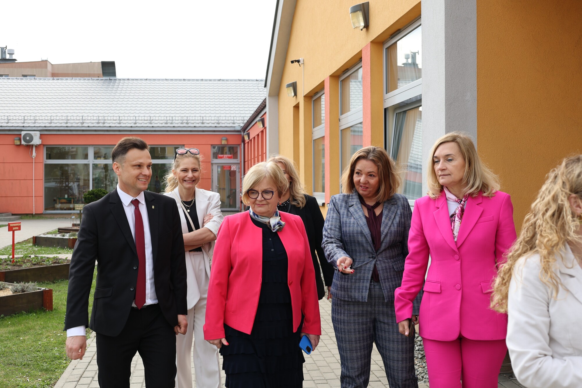 Wizyta wiceminister edukacji narodowej Izabeli Ziętki w&nbsp;Miejskim Przedszkolu nr 10 w&nbsp;Jarosławiu. Na zdjęciu wiceminister przed budynkiem w&nbsp;towarzystwie wojewody podkarpackiego, podkarpackiego kuratora oświaty oraz władz miasta.