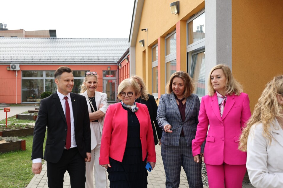 Wizyta wiceminister edukacji narodowej Izabeli Ziętki w&nbsp;Miejskim Przedszkolu nr 10 w&nbsp;Jarosławiu. Na zdjęciu wiceminister przed budynkiem w&nbsp;towarzystwie wojewody podkarpackiego, podkarpackiego kuratora oświaty oraz władz miasta.