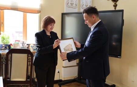 Magdalena Sało, w&nbsp;imieniu grupy, przekazuje Burmistrzowi pamiątkowy obraz.