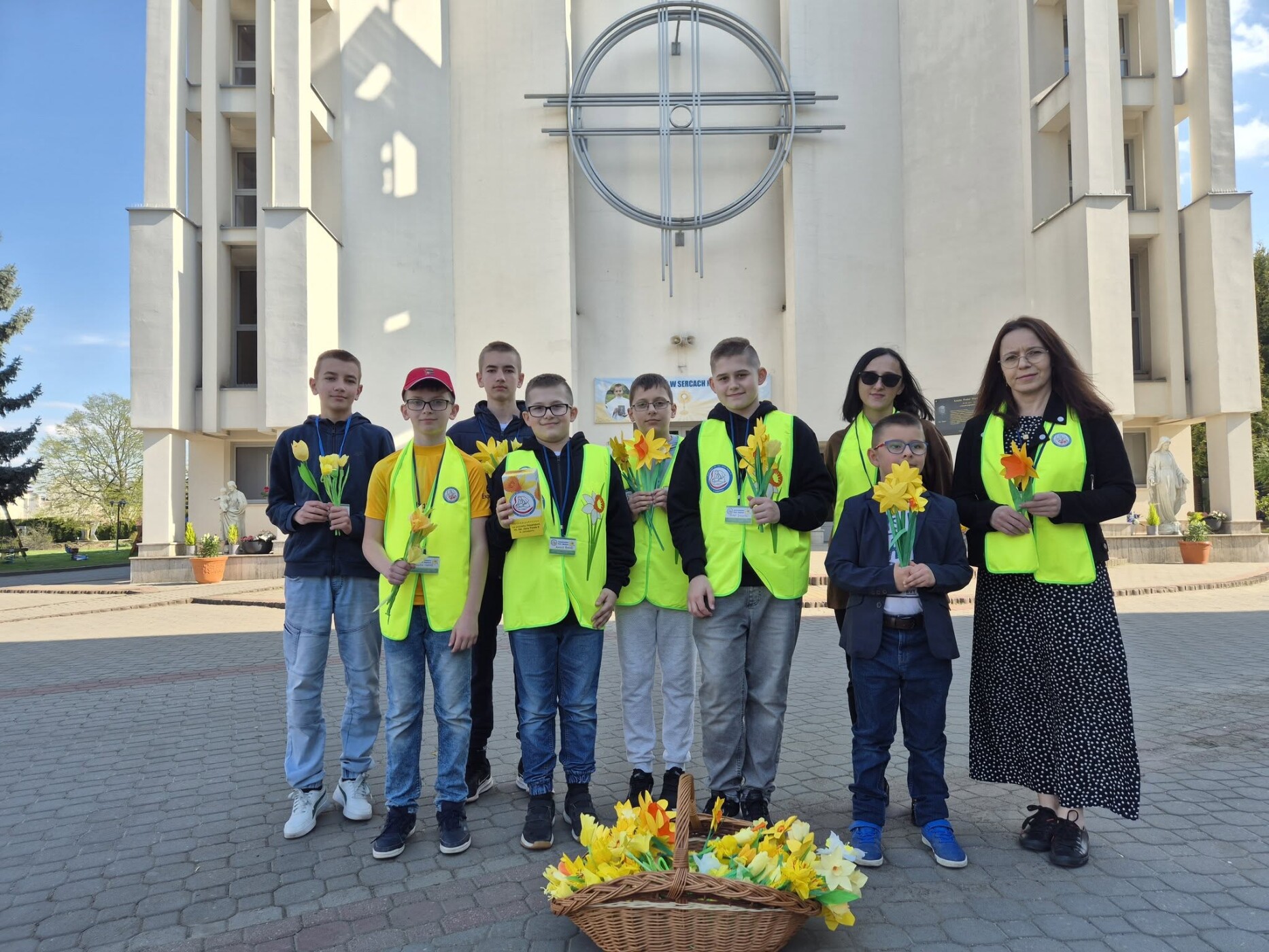 Kwestujący wolontariusze pod jednym z&nbsp;jarosławskich kościołów