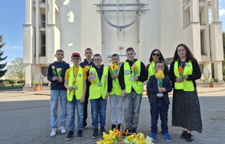 Kwestujący wolontariusze pod jednym z&nbsp;jarosławskich kościołów