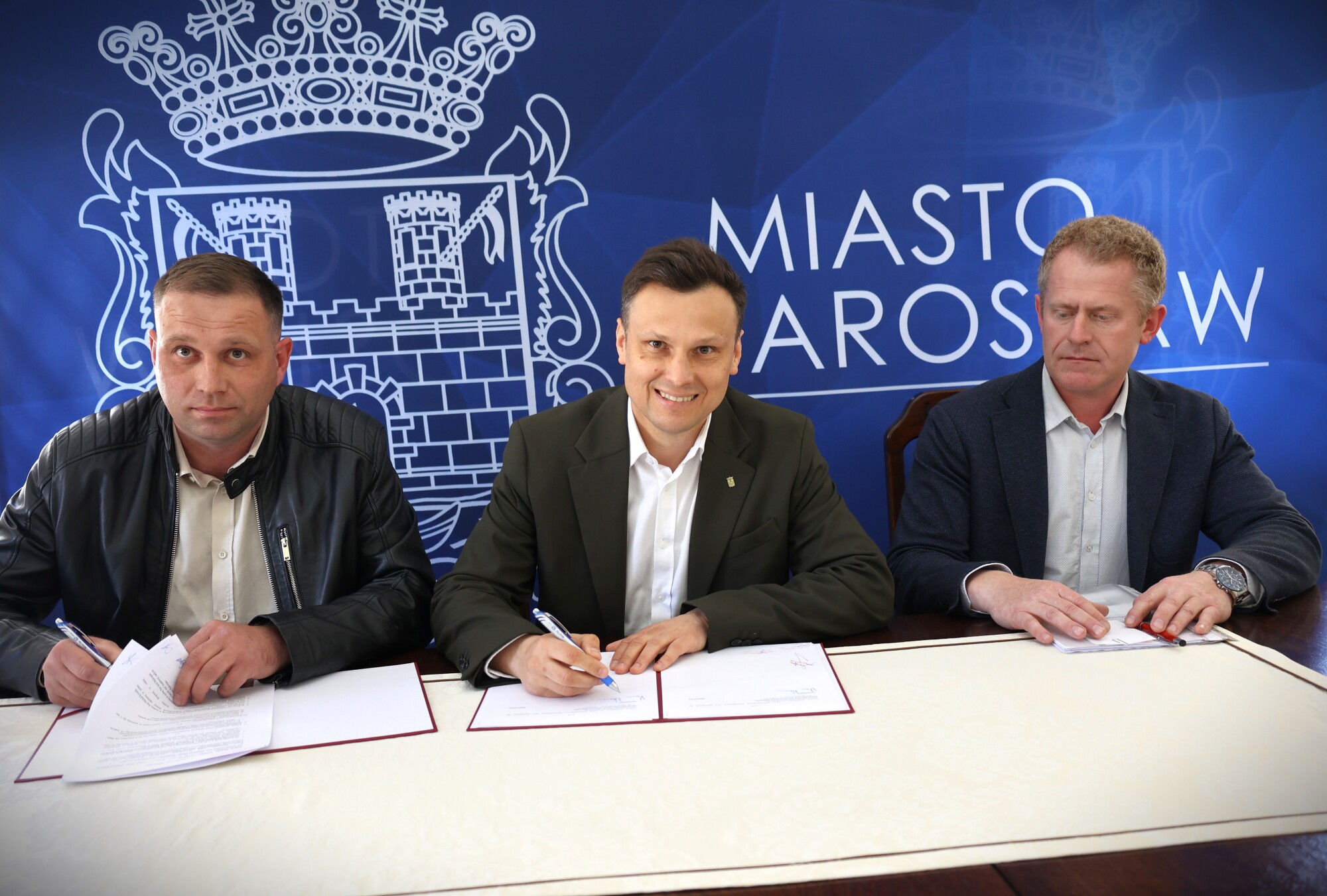 Burmistrz Miasta Jarosławia Marcin Nazarewicz, Dyrektor Wydziału Infrastruktury Drogowej Jacek Balawajder i&nbsp;Mateusz Sopel firma Usługi Transportowe (Ożańsk)