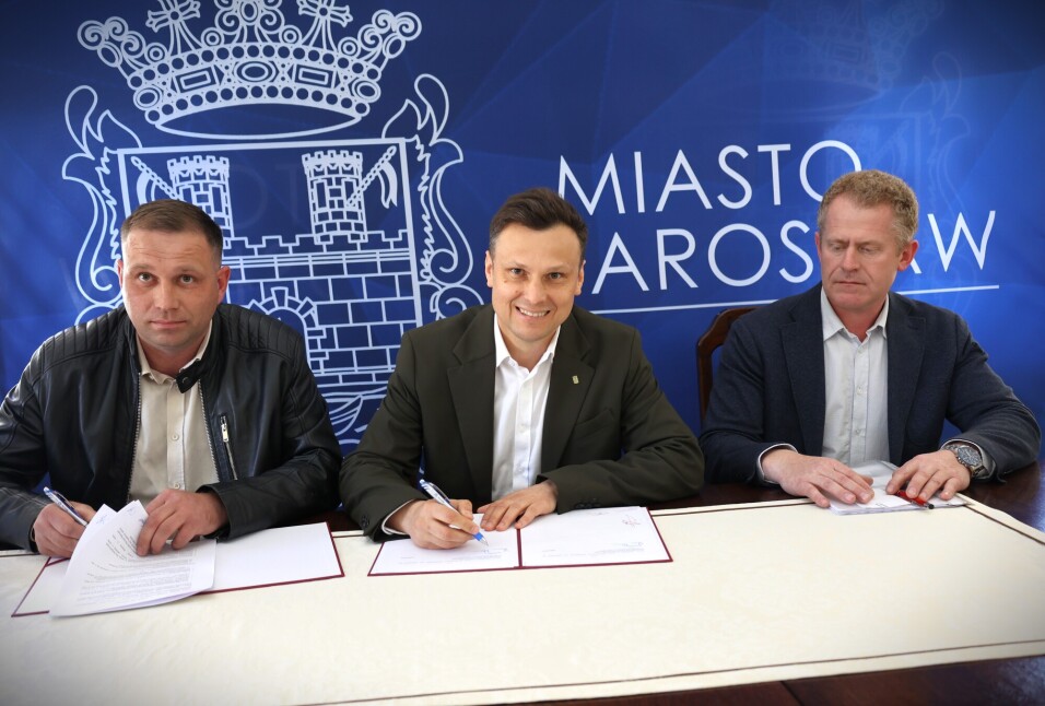 Burmistrz Miasta Jarosławia Marcin Nazarewicz, Dyrektor Wydziału Infrastruktury Drogowej Jacek Balawajder i&nbsp;Mateusz Sopel firma Usługi Transportowe (Ożańsk)