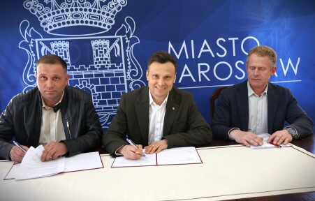 Burmistrz Miasta Jarosławia Marcin Nazarewicz, Dyrektor Wydziału Infrastruktury Drogowej Jacek Balawajder i&nbsp;Mateusz Sopel firma Usługi Transportowe (Ożańsk)