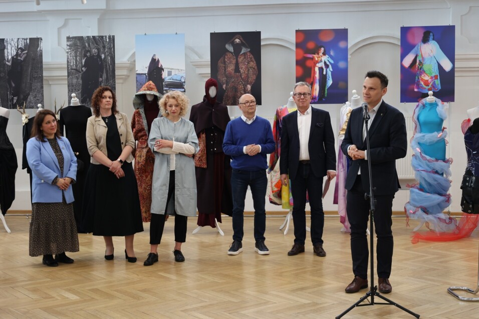 Dyplomy 2026: Wystawa absolwentów „Plastyka”. Oficjalne otwarcie wystawy. Goście stojący obok siebie, przemawia burmistrz miasta Marcin Nazarewicz.