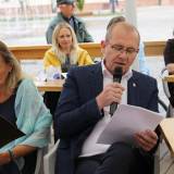 Zastępca burmistrza Dariusz Tracz czyta ballady