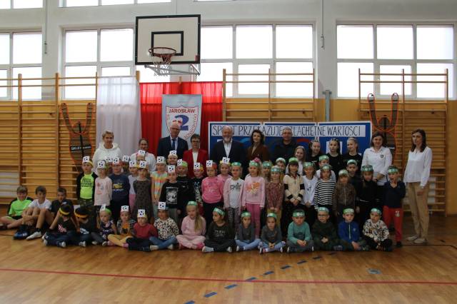 Wspólne zdjęcie z okazji otwarcia boiska w Szkole Podstawowej nr 2 w Jarosławiu