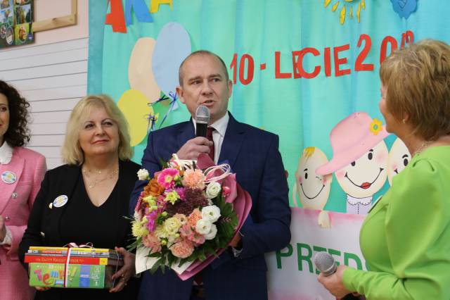 Zastępca burmistrza Dariusz Tracz oraz skarbnik miasta Anna Gołąb składają życzenia w imieniu burmistrza Waldemara Palucha