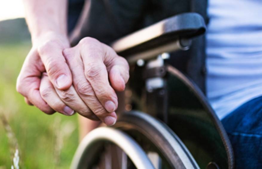 Dwie dłonie symbolizujące wsparcie osoby z niepełnosprawnościami w ramach programu opieki wytchnieniowej