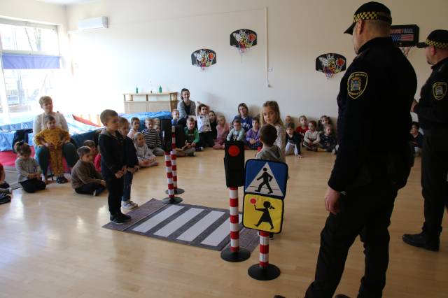 Prelekcja w przedszkolu dotyczącą zasad bezpieczeństwa w ruchu drogowym 