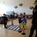 Prelekcja w przedszkolu dotyczącą zasad bezpieczeństwa w ruchu drogowym 