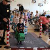 Prelekcja w przedszkolu dotyczącą zasad bezpieczeństwa w ruchu drogowym