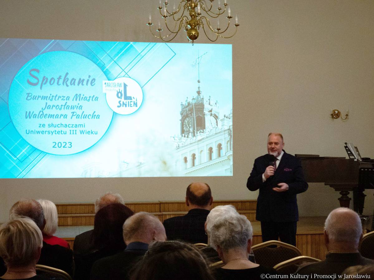 Burmistrz Waldemar Paluch przedstawia swoją prezentację nt. budżetu miasta Autor: CKiP