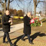 Burmistrz Waldemar Paluch wraz z zastępcą Dariuszem Traczem składają kwiaty pod pomnikiem