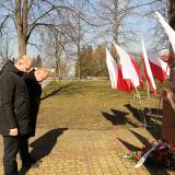 Burmistrz Waldemar Paluch wraz z zastępcą Dariuszem Traczem składają kwiaty pod pomnikiem