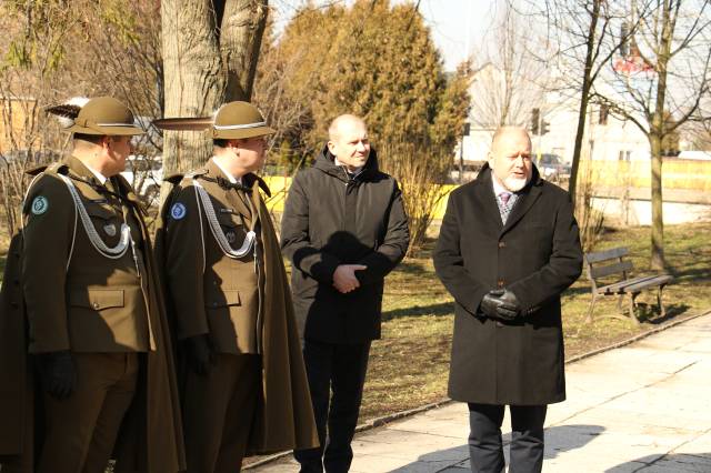 Burmistrz Waldemar Paluch ze swoim zastępcą Dariuszem Traczem oraz służby mundurowe