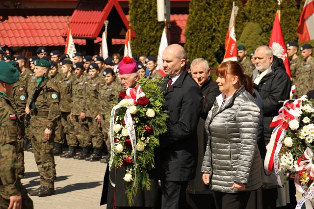 Kwiaty pod pomnikiem składa zastępca burmistrza Dariusz Tracz oraz Radna Rady Miasta Jarosławia Jolanta Makarowska