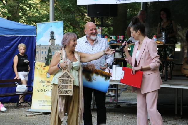 Od lewej: Alicja Zając (Fundacja Pomocna Dłoń), burmistrz Waldemar Paluch, prowadząca piknik Barbara Wilk
