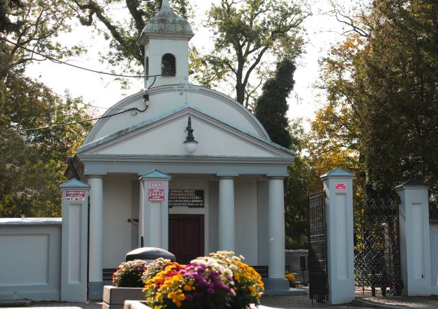 Kwesta na ratowanie zabytkowych nagrobków odbędzie się przed bramą główną Starego i Nowego Cmentarza w dniu 1 listopada od 8.00 do 14.00 