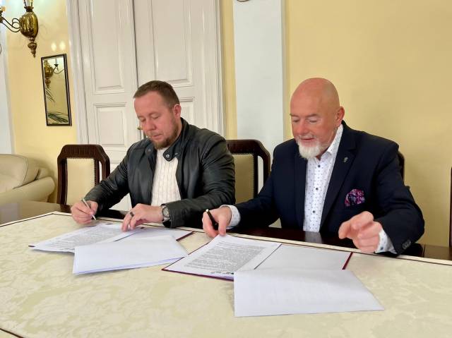 Podpisanie umowy na termomodernizacje krytej pływalni w Jarosławiu