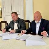 Podpisanie umowy na termomodernizacje krytej pływalni w Jarosławiu