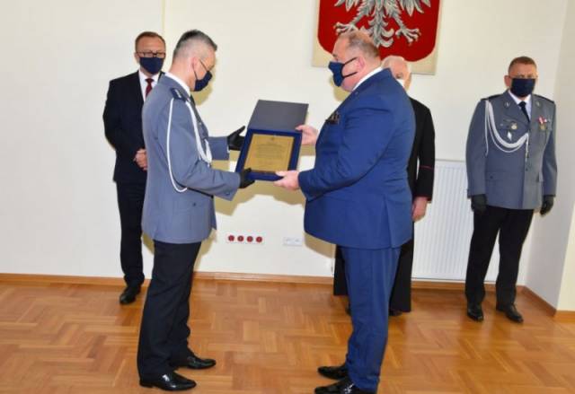 Gratulacje od burmistrza miasta Waldemara Palucha dla komendanta nadkom. Jana Wojtowicza.