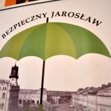 Zielona parasolka - logo programu „Bezpieczny Jarosław”.