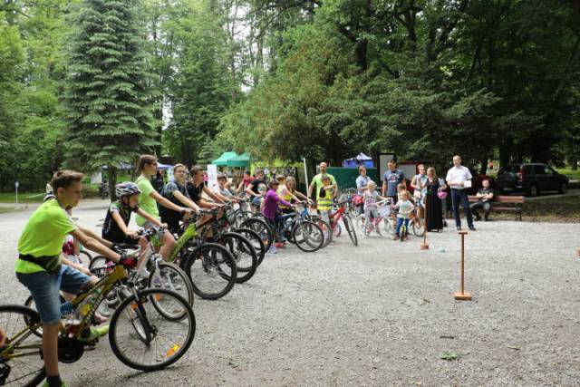 Uczestnicy biegłorocznej edycji pikniku rowerowego - konkurs dla dzieci