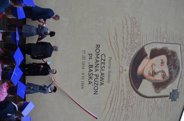 Odsłonięcie muralu patronki szkoły Czesławy Romany Puzon ps. "Baśka" 