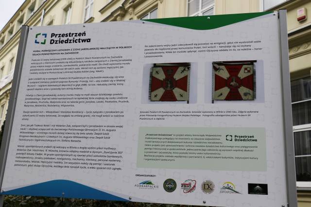 Tablica informacyjna dotycząca realizacji projektu "Przestrzeń Dziedzictwa" usytułowana przy budynku szkół przy ul. św. Ducha 1
