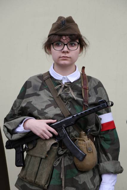 Uczniowie szkoły w mundurach nawiązujacych do czasów wojennych