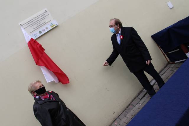 Danuta Draganik oraz Ryszard Kondracki odsłaniący tablicę dotyczącą muralu