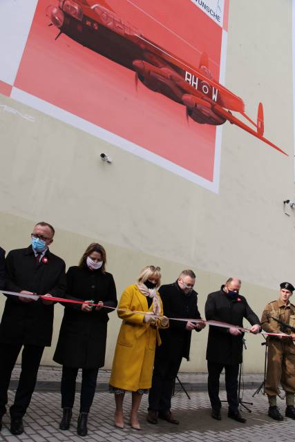 Moment przecięcia wstęgi - symboliczne odsłonięcie muralu poświęconego lotnikom z ziemi jarosławskiej