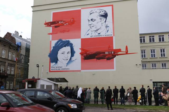 Mural poświęcony 68 lotnikom wywodzącym się z ziemi jarosławskiej na elewacji szkół przy ul. św. Ducha 1