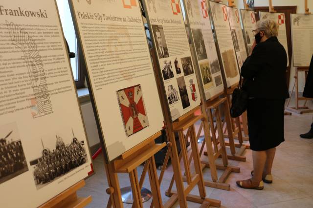 Wystawa "Skrzydła Pamięci" poświęcona lotnikom z ziemi jarosławskiej w holu JOKiS-u
