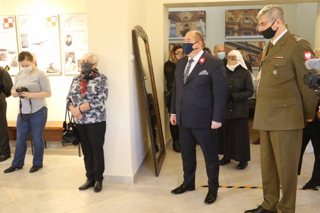 Wystawa "Skrzydła Pamięci" poświęcona lotnikom z ziemi jarosławskiej w holu JOKiS-u