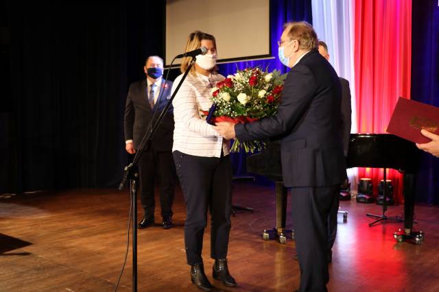 Anna Huk składająca gratulacje dla Władysławy Kondrackiej na ręce syna Ryszarda Kondrackiego