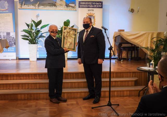 Podczas uroczystości burmistrz miasta wręczył prezesowi klubu pamiątkowy obraz z wizerunkiem patrona miasta bł. o. Michała Czartoryskiego.