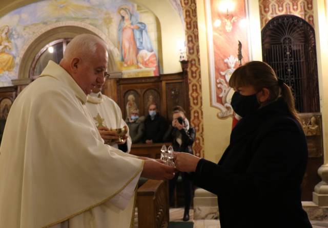 Przekazanie darów ołtarza podczas liturgii.
