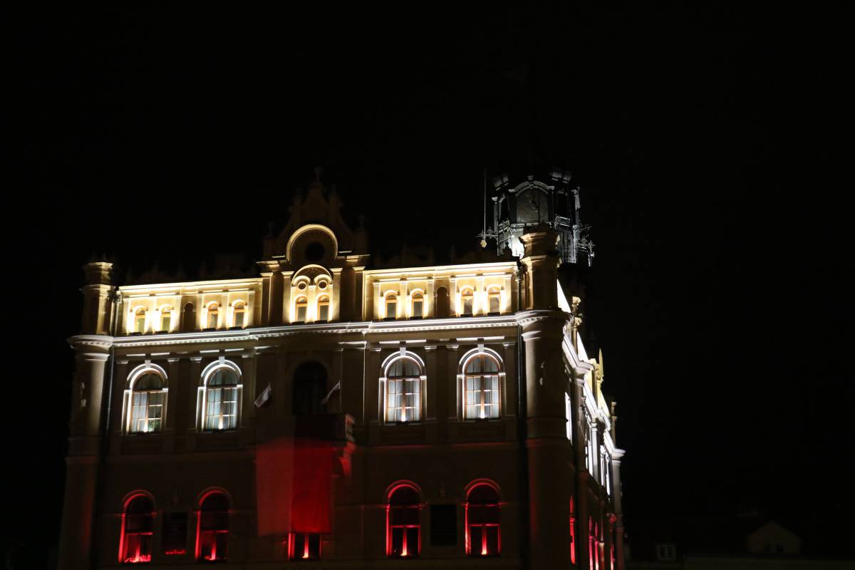 Biało-czerwona iluminacja ratusza z okazji 11 listopada.
