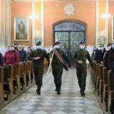 Wprowadzenie sztandaru wojskowego podczas uroczystej mszy św. w jarosławskiej kolegiacie.