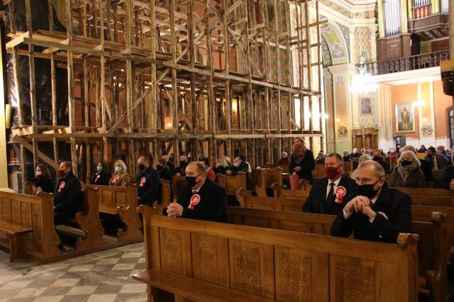 Uczestnicy mszy św. 11 listopada w jarosławskiej kolegiacie.