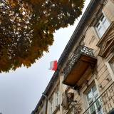 11 listopada budynki przystrojone biało-czerwony flagami.