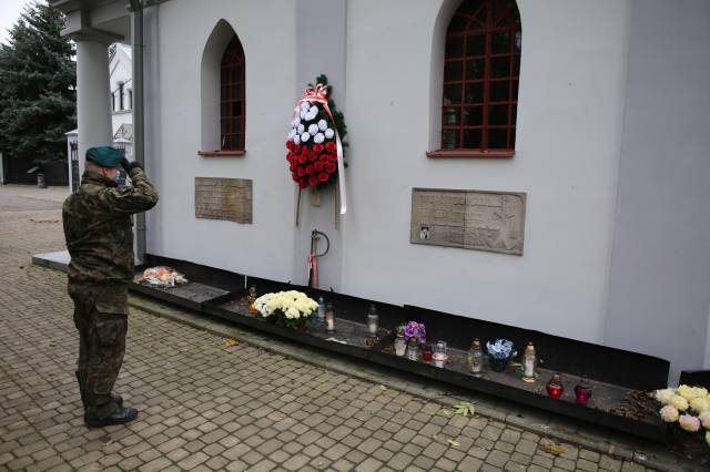 Żołnierz Garnizonu Jarosław przed kaplicą na Cmentarzu Staryn w Jarosławiu.