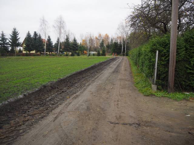 Droga łącząca ul. Kamienną z ul. Lipową. 